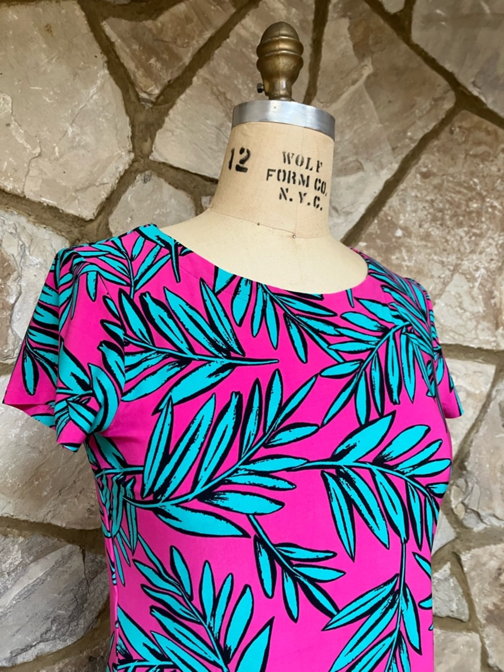 Capagallo Women’s Bright Pink Tropical Leaf Short Sleeve Dress